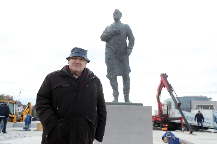 POSTAVLJEN SPOMENIK FRANJI TUĐMANU U ZAGREBU: Svečano otkrivanje tek za tjedan dana