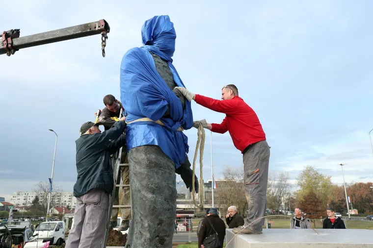 POSTAVLJEN SPOMENIK FRANJI TUĐMANU U ZAGREBU: Svečano otkrivanje tek za tjedan dana