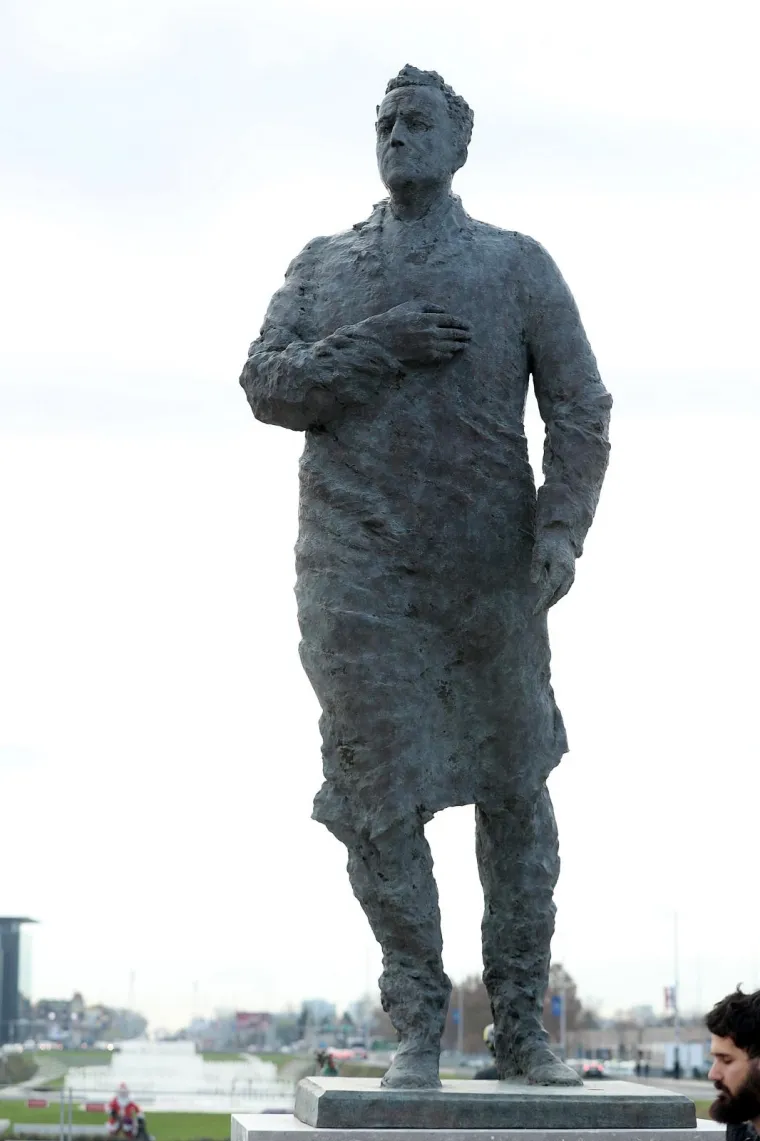 POSTAVLJEN SPOMENIK FRANJI TUĐMANU U ZAGREBU: Svečano otkrivanje tek za tjedan dana