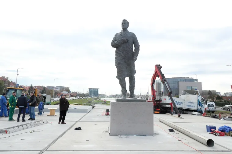 POSTAVLJEN SPOMENIK FRANJI TUĐMANU U ZAGREBU: Svečano otkrivanje tek za tjedan dana