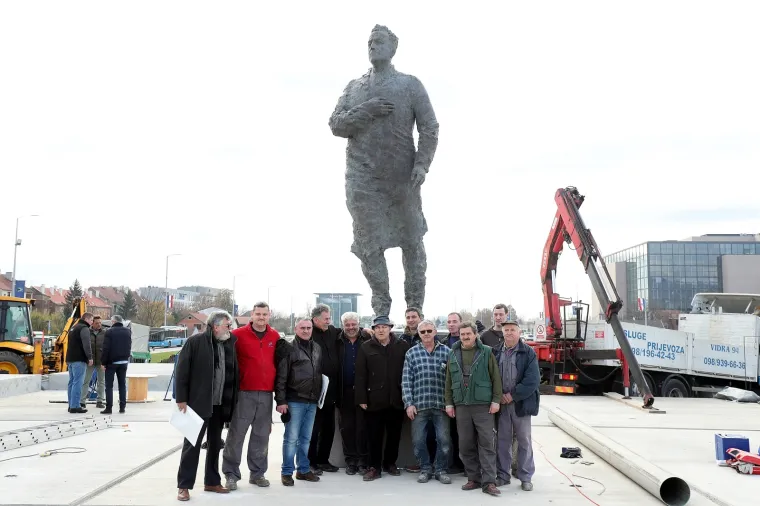 POSTAVLJEN SPOMENIK FRANJI TUĐMANU U ZAGREBU: Svečano otkrivanje tek za tjedan dana
