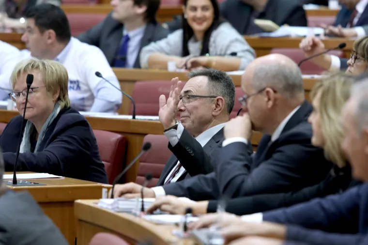 BATINIĆ ZABORAVIO IDENTIFIKACIJSKU KARTICU: HNS-ovac je jedini u Saboru glasovao rukama