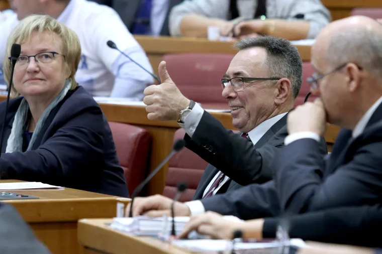 BATINIĆ ZABORAVIO IDENTIFIKACIJSKU KARTICU: HNS-ovac je jedini u Saboru glasovao rukama