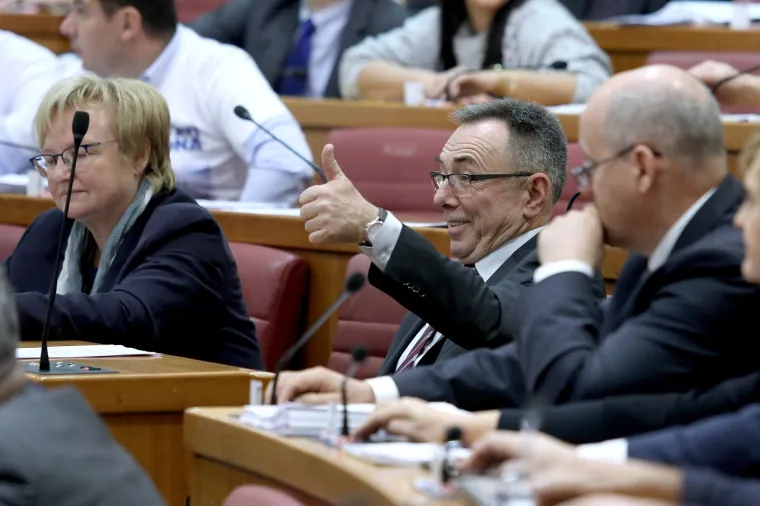 BATINIĆ ZABORAVIO IDENTIFIKACIJSKU KARTICU: HNS-ovac je jedini u Saboru glasovao rukama