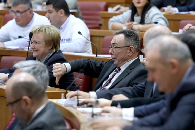BATINIĆ ZABORAVIO IDENTIFIKACIJSKU KARTICU: HNS-ovac je jedini u Saboru glasovao rukama