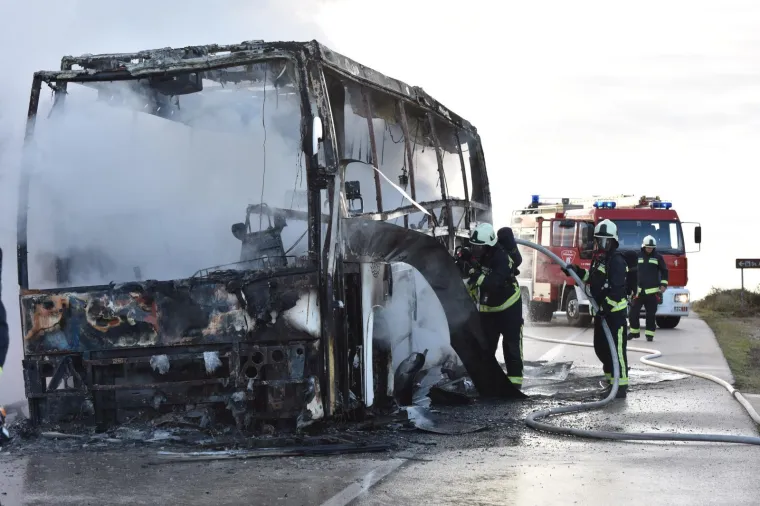 Danilo Kraljice: Vatrogasci gase autobus koji se zapalio