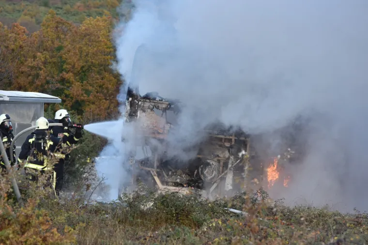 Danilo Kraljice: Vatrogasci gase autobus koji se zapalio