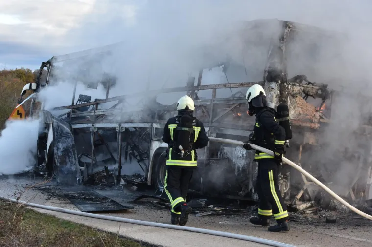 Danilo Kraljice: Vatrogasci gase autobus koji se zapalio
