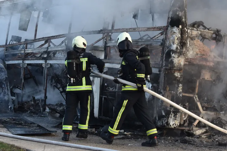 Danilo Kraljice: Vatrogasci gase autobus koji se zapalio