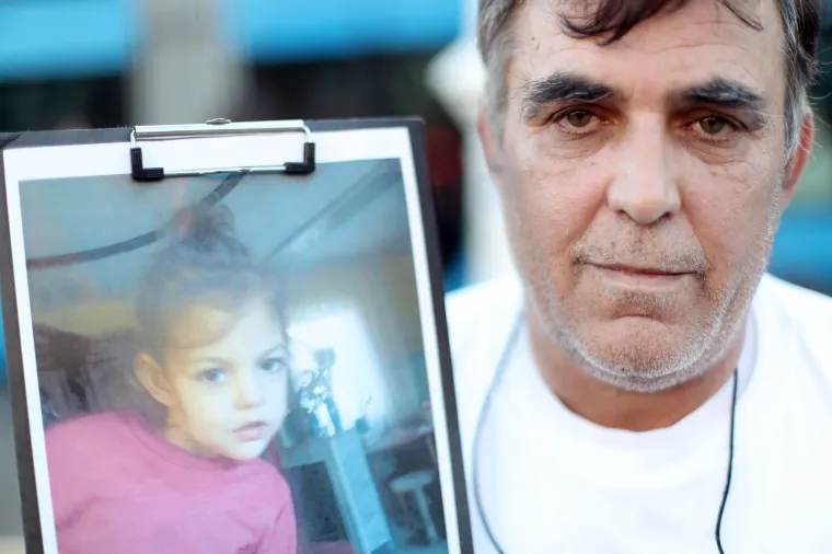 Prosvjeduje na glavnom gradskom trgu zbog smrti kćeri (5) na Rebru