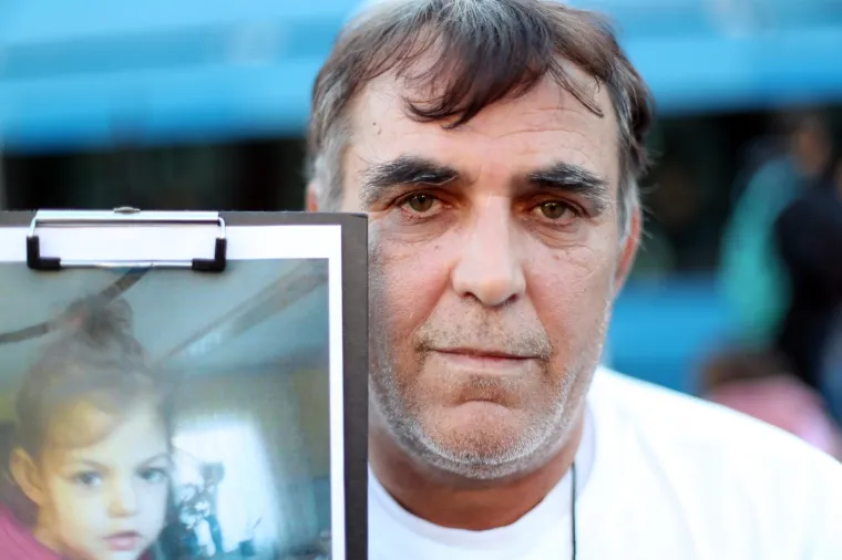 Prosvjeduje na glavnom gradskom trgu zbog smrti kćeri (5) na Rebru