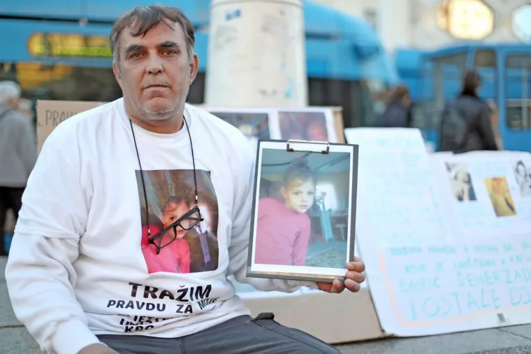 Prosvjeduje na glavnom gradskom trgu zbog smrti kćeri (5) na Rebru