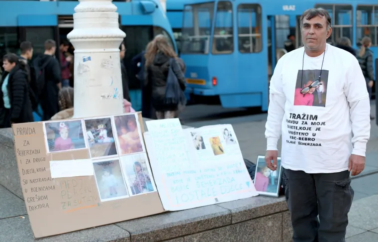 Prosvjeduje na glavnom gradskom trgu zbog smrti kćeri (5) na Rebru