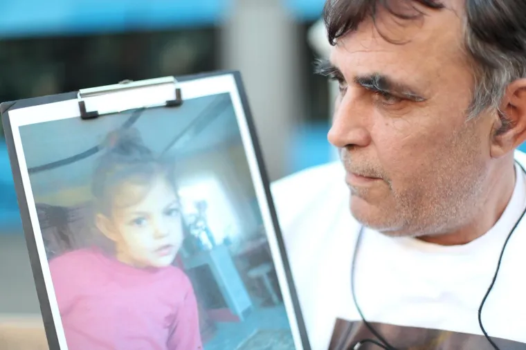 Prosvjeduje na glavnom gradskom trgu zbog smrti kćeri (5) na Rebru