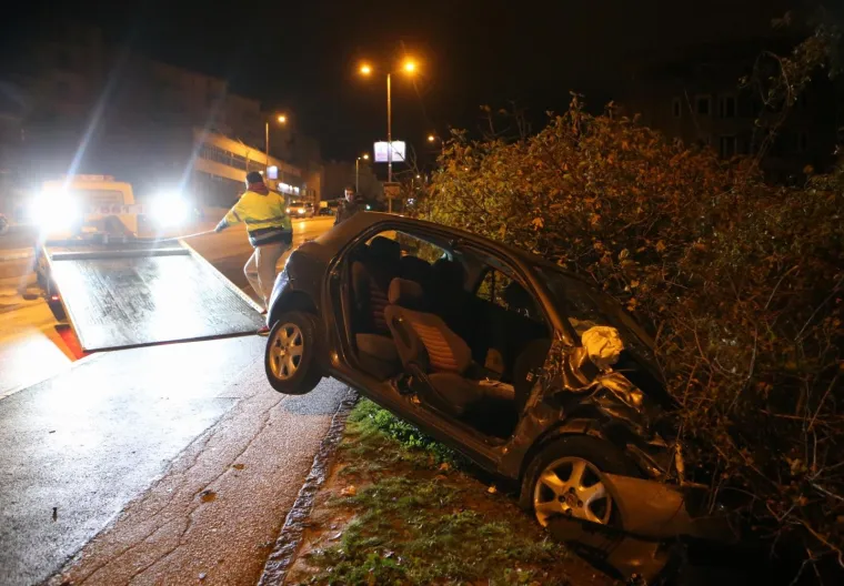 TE&Scaron;KA PROMETNA NESREĆA U SPLITU: Zabio se u nekoliko parkiranih vozila pa izletio sa ceste