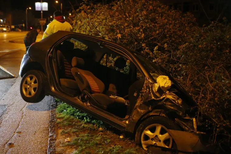 TE&Scaron;KA PROMETNA NESREĆA U SPLITU: Zabio se u nekoliko parkiranih vozila pa izletio sa ceste