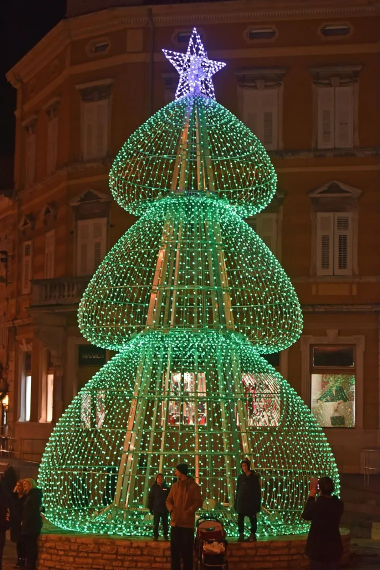 Pula: Centar grada u adventskom ozračju