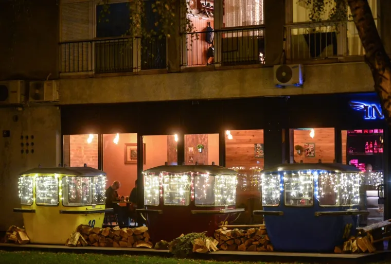 Čekajući novu sljemensku žičaru Zagrepčani se mogu slikati u starim gondolama