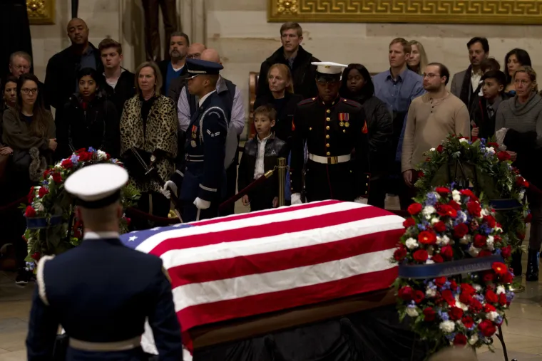 Amerika se opra&scaron;ta od Georgea H. W. Busha: Na sprovodu Trump, Obama, obitelji Clinton i Carter