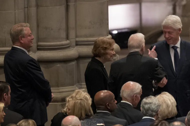 Amerika se opra&scaron;ta od Georgea H. W. Busha: Na sprovodu Trump, Obama, obitelji Clinton i Carter