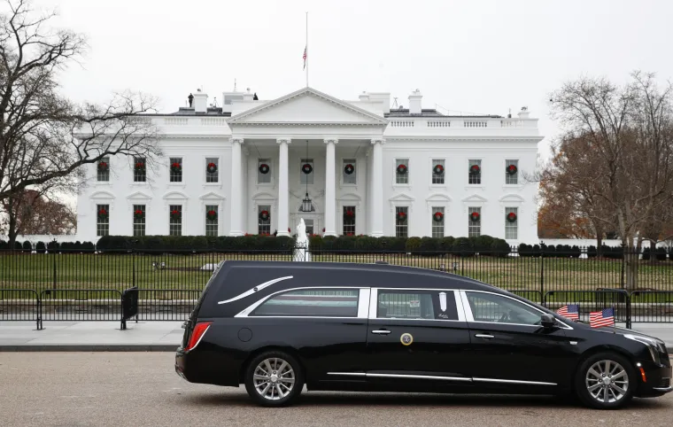 Amerika se opra&scaron;ta od Georgea H. W. Busha: Na sprovodu Trump, Obama, obitelji Clinton i Carter