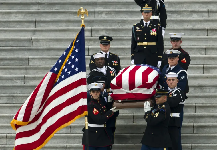 Amerika se opra&scaron;ta od Georgea H. W. Busha: Na sprovodu Trump, Obama, obitelji Clinton i Carter