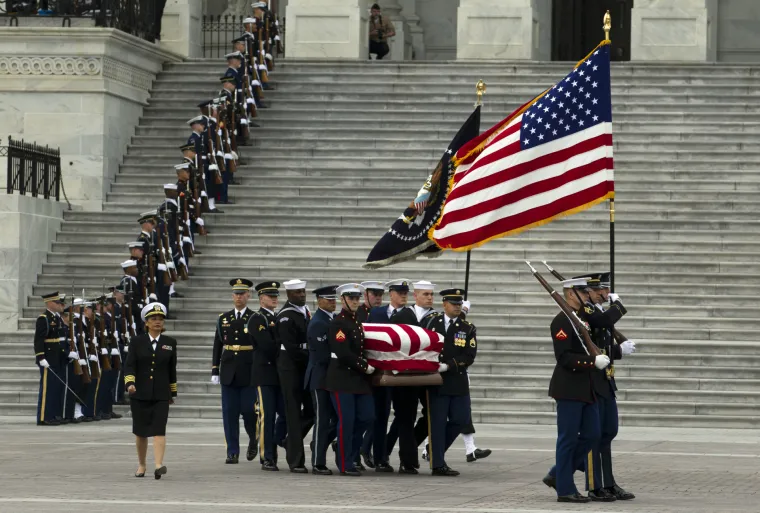 Amerika se opra&scaron;ta od Georgea H. W. Busha: Na sprovodu Trump, Obama, obitelji Clinton i Carter