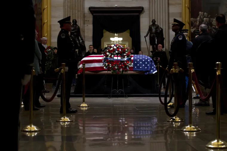 Amerika se opra&scaron;ta od Georgea H. W. Busha: Na sprovodu Trump, Obama, obitelji Clinton i Carter