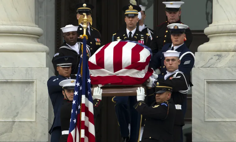 Amerika se opra&scaron;ta od Georgea H. W. Busha: Na sprovodu Trump, Obama, obitelji Clinton i Carter