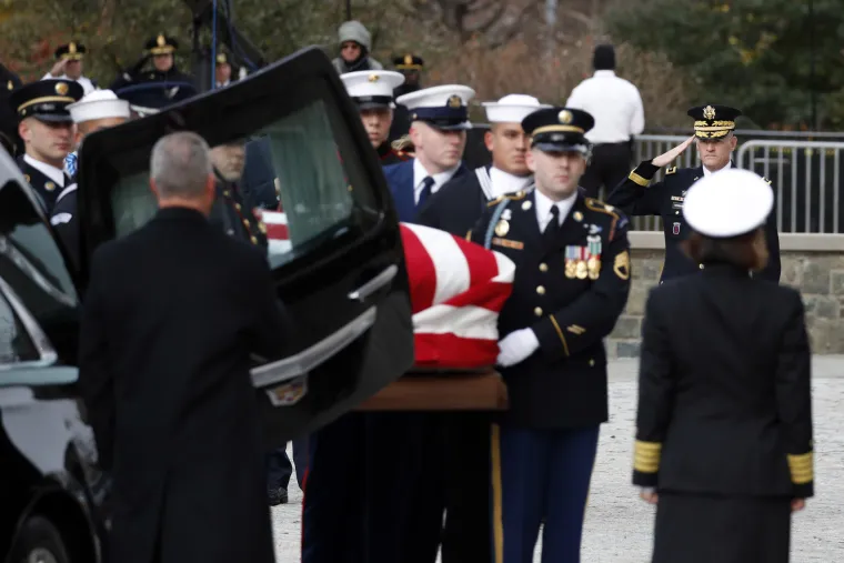 Amerika se opra&scaron;ta od Georgea H. W. Busha: Na sprovodu Trump, Obama, obitelji Clinton i Carter