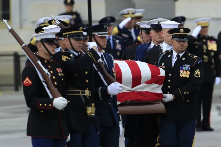 Amerika se opra&scaron;ta od Georgea H. W. Busha: Na sprovodu Trump, Obama, obitelji Clinton i Carter