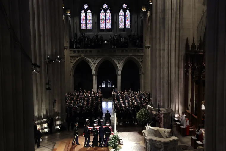 Amerika se opra&scaron;ta od Georgea H. W. Busha: Na sprovodu Trump, Obama, obitelji Clinton i Carter