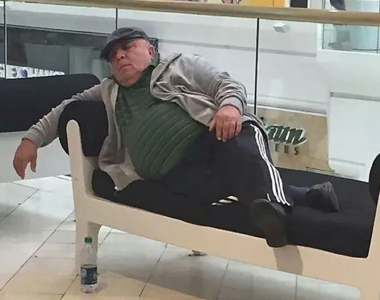 30 'jadnih mu&scaron;karaca' koji čekaju svoje bolje polovice da zavr&scaron;e sa shoppingom