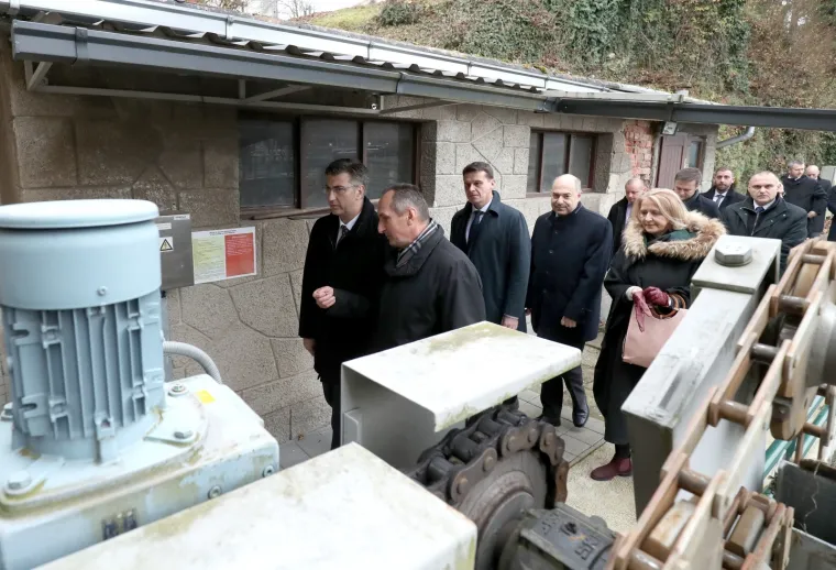 Premijer obi&scaron;ao novu bolnicu u Karlovcu i pustio u rad agregat hidroelektrane