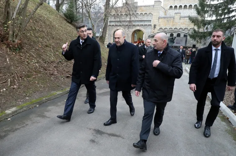 Premijer obi&scaron;ao novu bolnicu u Karlovcu i pustio u rad agregat hidroelektrane