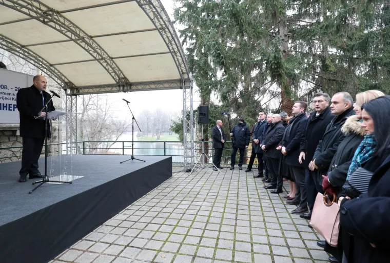 Premijer obi&scaron;ao novu bolnicu u Karlovcu i pustio u rad agregat hidroelektrane