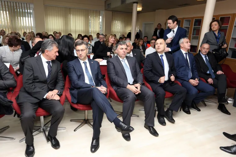 Premijer obi&scaron;ao novu bolnicu u Karlovcu i pustio u rad agregat hidroelektrane