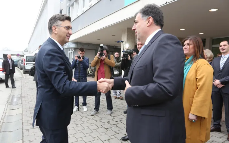 Premijer obi&scaron;ao novu bolnicu u Karlovcu i pustio u rad agregat hidroelektrane