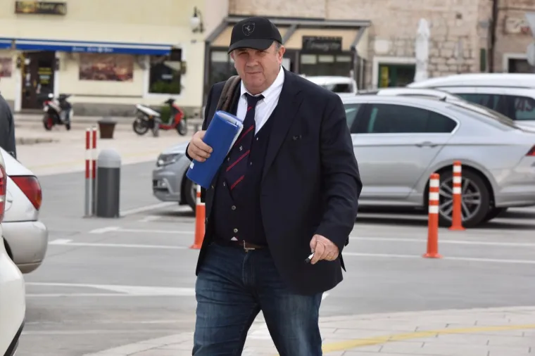 &Scaron;ilterica na sako i jeans: Fotografi ulovili Keruma u &scaron;etnji, ovakav stajling se rijetko viđa