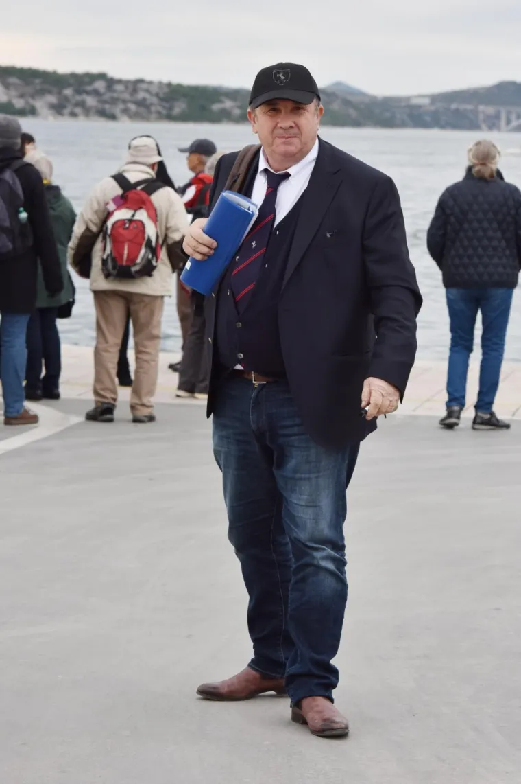 &Scaron;ilterica na sako i jeans: Fotografi ulovili Keruma u &scaron;etnji, ovakav stajling se rijetko viđa