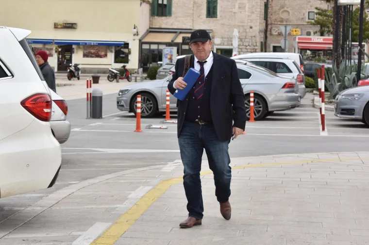 &Scaron;ilterica na sako i jeans: Fotografi ulovili Keruma u &scaron;etnji, ovakav stajling se rijetko viđa