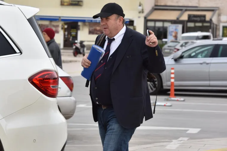 &Scaron;ilterica na sako i jeans: Fotografi ulovili Keruma u &scaron;etnji, ovakav stajling se rijetko viđa