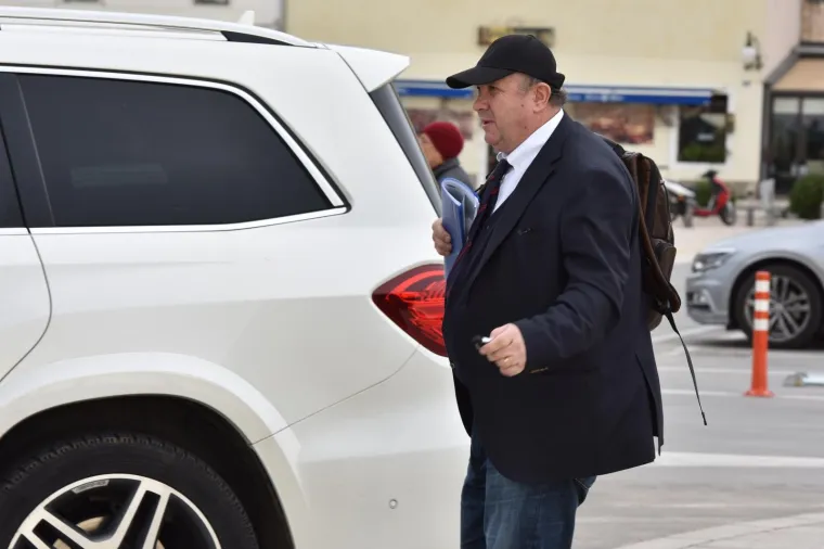 &Scaron;ilterica na sako i jeans: Fotografi ulovili Keruma u &scaron;etnji, ovakav stajling se rijetko viđa