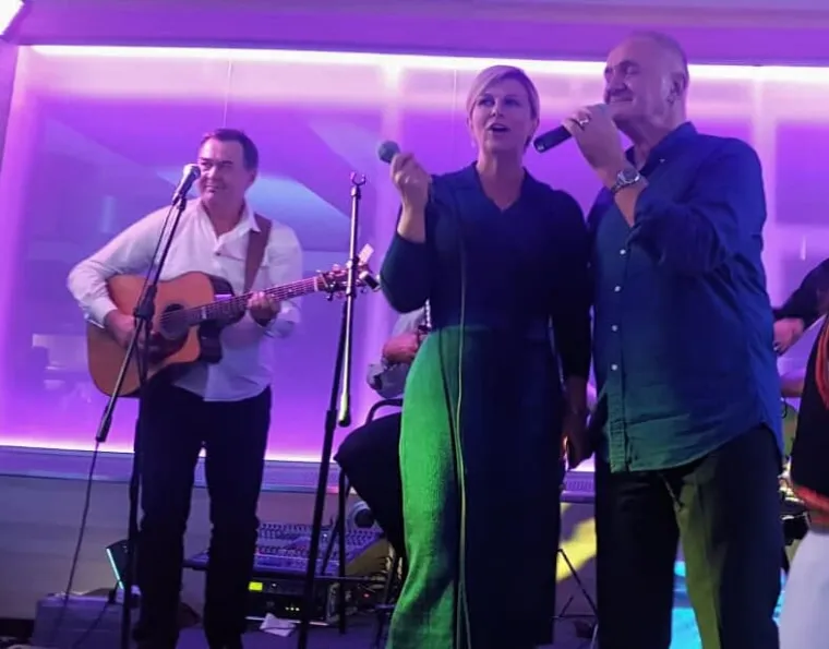 U restoranu Gastro Globus zapjevala je pjesmu "Domu mom" s Matom Bulićem i Paganini bandom