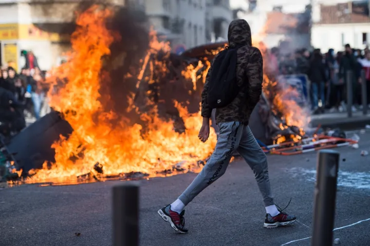 Zapaljeni automobili, obračuni s policijom: Kaotične scene na ulicama Francuske
