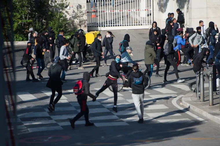 Zapaljeni automobili, obračuni s policijom: Kaotične scene na ulicama Francuske