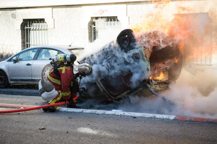 Zapaljeni automobili, obračuni s policijom: Kaotične scene na ulicama Francuske