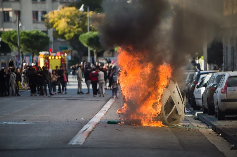 Zapaljeni automobili, obračuni s policijom: Kaotične scene na ulicama Francuske