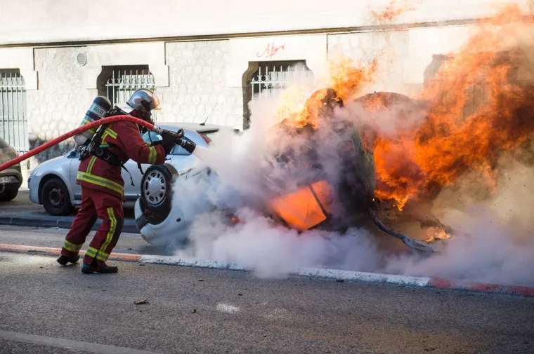 Zapaljeni automobili, obračuni s policijom: Kaotične scene na ulicama Francuske