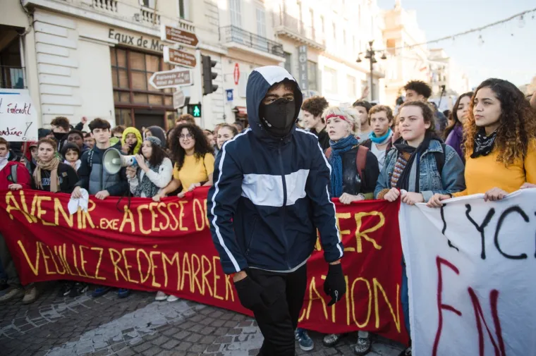 Zapaljeni automobili, obračuni s policijom: Kaotične scene na ulicama Francuske